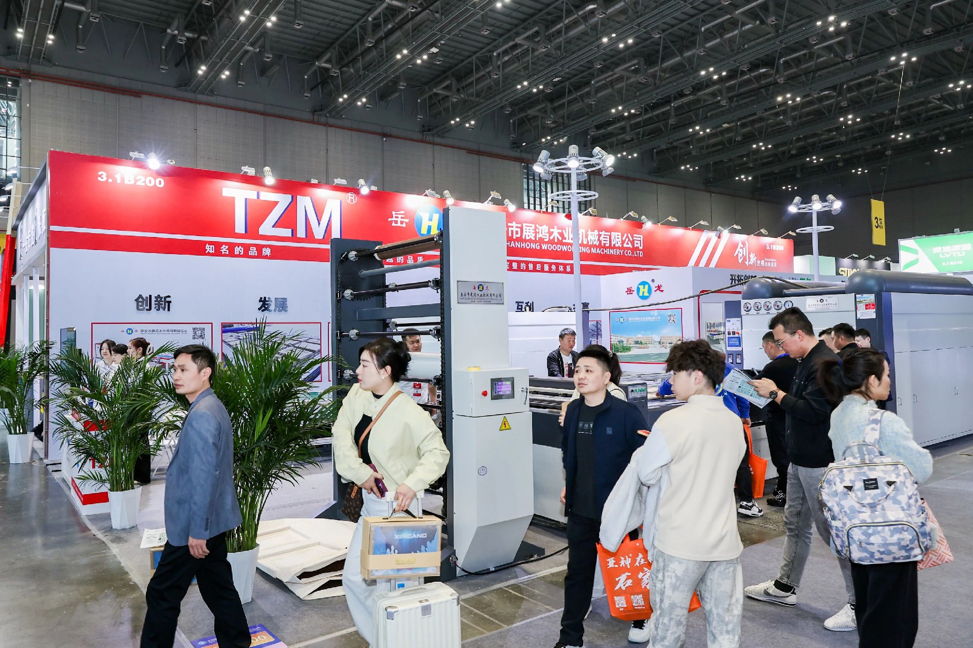 2025第27屆廣州建博會（裝備智造營）融合家居生產(chǎn)設(shè)備全鏈條展示工業(yè)4.0獨特魅力