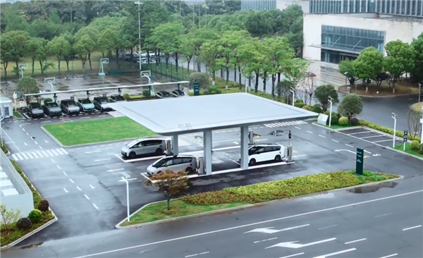 理想汽車全國首座穿梭超充旗艦站落地：4根5C超充樁管飽