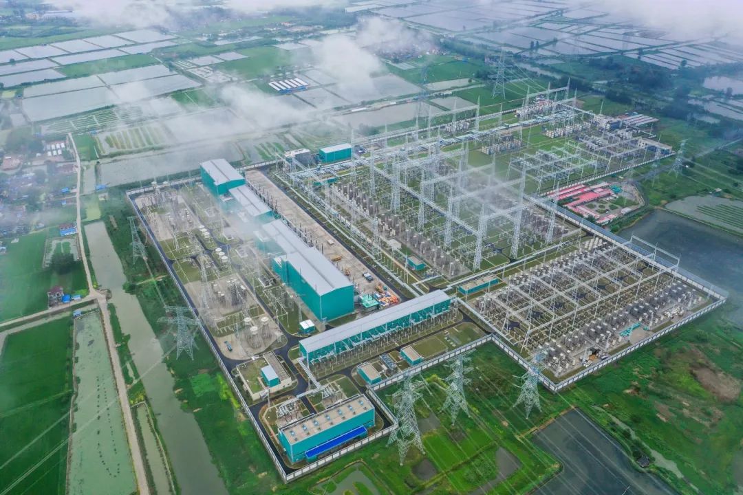圖為國(guó)內(nèi)首座交直流特高壓分層接入合建站——特高壓泰州站(1).jpg