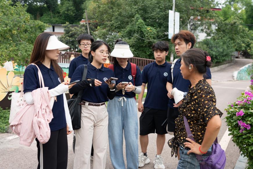 華東理工大學實踐團隊深入四川曹家鎮(zhèn)<div   id=