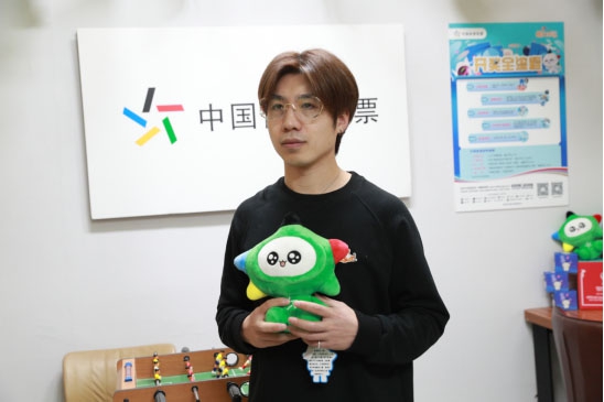 體彩相守 助陣公益 世界冠軍石竟男擔(dān)任“一日店長”